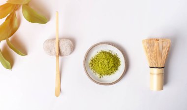 Beyaz seramik kaşık açık gri arka planda kibrit çayı