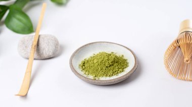 Beyaz seramik kaşık açık gri arka planda kibrit çayı