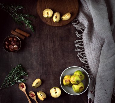 Koyu ahşap arka planda dairesel kompozisyon. Gerçekçi köy elmaları. Merkezde metin için bir yer var.