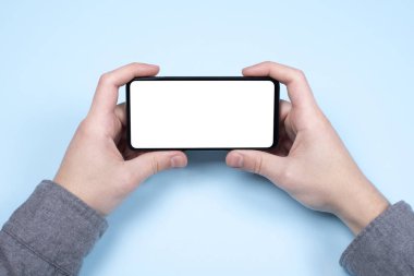 Siyah akıllı telefon erkeklerin elinde. Telefon beyaz ekran ile yatay. Model telefon