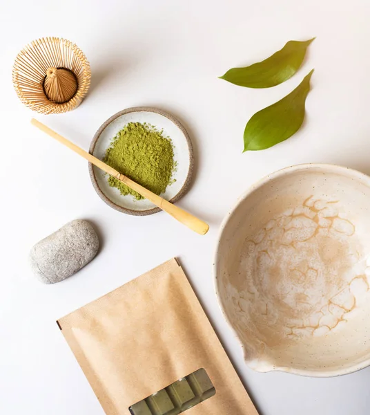 Colher cerâmica branca com chá de um Matcha em um fundo cinza claro — Fotografia de Stock