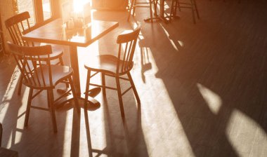 Kafenin içi, geniş pencereli. Güneşli bir gün