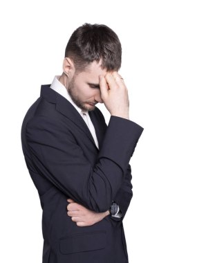 Gömlek ve ceket giymiş genç bir adam. Üzücü durum: umutsuzluk, depresyon.