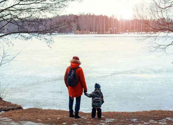 A young father and son are walking in nature. Lake, Sunny evening. — Stock Photo, Image