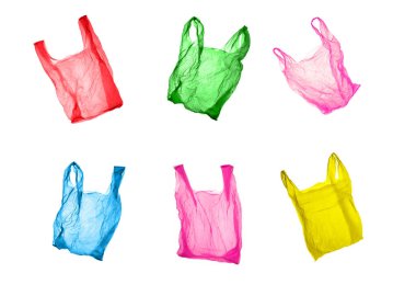 Beyaz arka planda farklı renklerde plastik torbalar. Ayrı resimler.