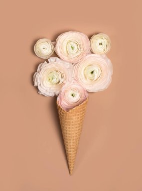 Waffle bardağındaki narin beyaz çiçekler. Düztaban çizimi. Yukarıdan görünüşü.