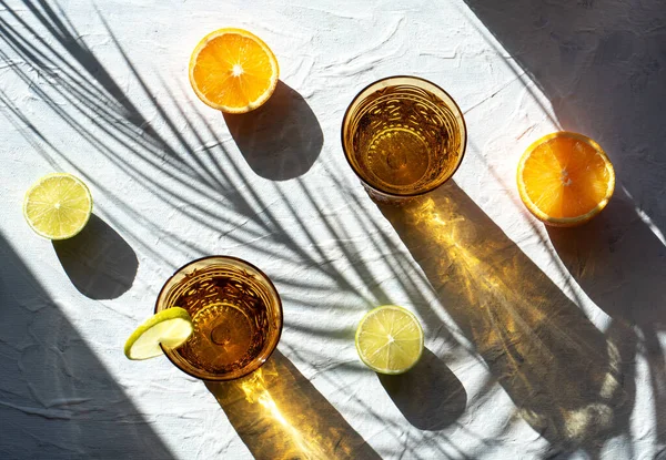 Gelbe Glasgläser Mit Wasser Und Zitrusfrüchten Auf Weißem Hintergrund Helles — Stockfoto