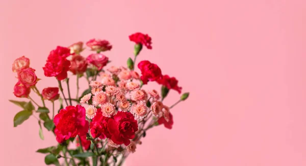 ピンクの背景に赤とピンクの花 写真は挨拶を送るのに適しています 花絵葉書 — ストック写真