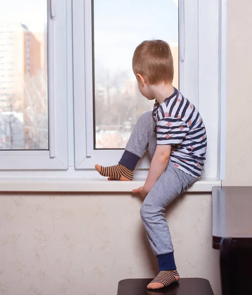 Der Junge Sitzt Auf Der Fensterbank Traurige Stimmung Hause Sitzen — Stockfoto