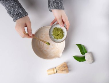 Matcha 'nın hazırlığı. Açık gri arkaplan. Sağlıklı yaşam tarzı kavramı.