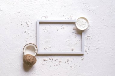 Doğal organik kozmetik, hindistan cevizi, deniz tuzu ve beyaz minimalist çerçeve..