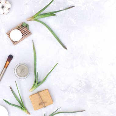 Gri arka planda makyaj bileşenleri olan doğal organik kozmetikler.. 