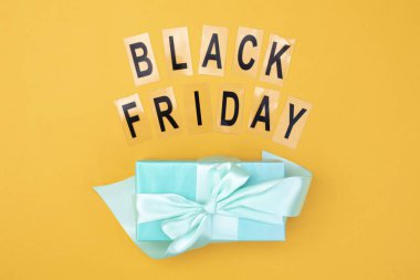 Kara Cuma yazıtları ve nane rengi bir hediye..