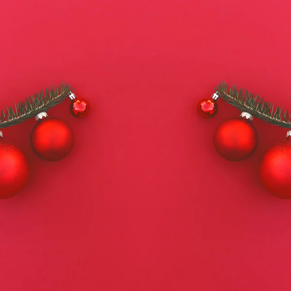 Egy karácsonyfa két egyforma ága kerek játékokkal díszítve.. — Stock Fotó
