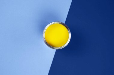 Klasik mavi arka planda sarı boya kutusu.
