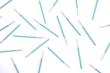 Beyaz arka planda kirpik fırçalarının deseni. 