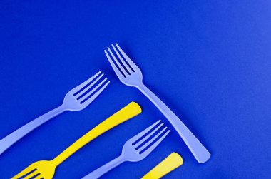 Kare şeklinde sıralanmış plastik renkli çatallar.