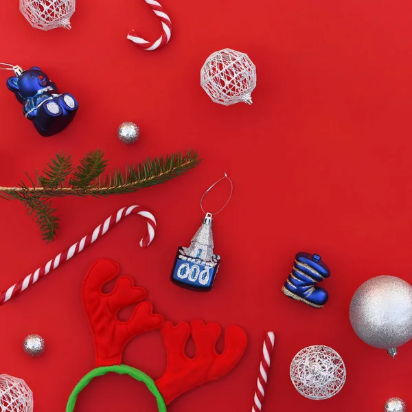 빨간 배경 위에 놓인 귀여운 크리스마스 플랫 폼. — 스톡 사진