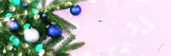 Banner de Navidad con juguetes azules de tendencia . — Foto de Stock