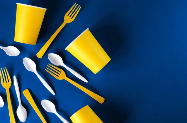 Gele en witte gerechten op een trendy klassieke blauwe achtergrond. — Stockfoto