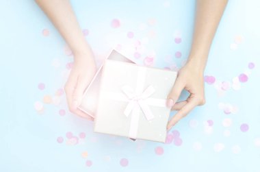 Parlak sihirli bir ışığın parladığı bir hediyeyle. 