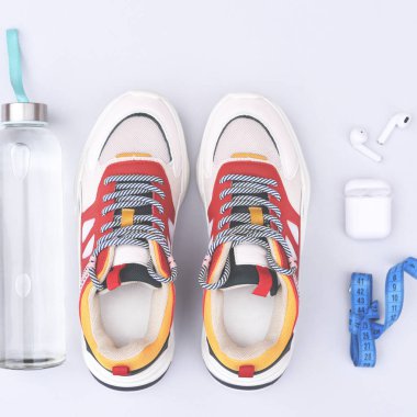 Spor düz açık gri arka plan üzerinde yatıyordu. 