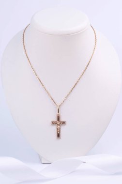 Haç şeklinde bir kolyesi olan kadın mücevher zinciri..