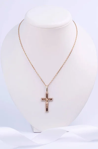 Women's jewelry chain with a pendant in the shape of a cross. — 스톡 사진