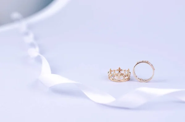 Joyería para mujeres anillos de joyería en los dedos en forma de coronas . —  Fotos de Stock