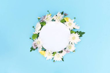 Mavi arka planda yuvarlak çiçek düzenleme. 