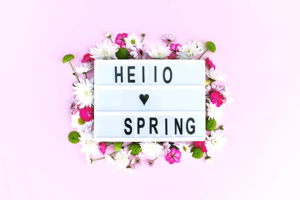 LightBox z kolorowymi kwiatami i napisem hello spring. — Zdjęcie stockowe