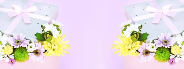 Banner para o site com arranjos florais em um fundo rosa . — Fotografia de Stock