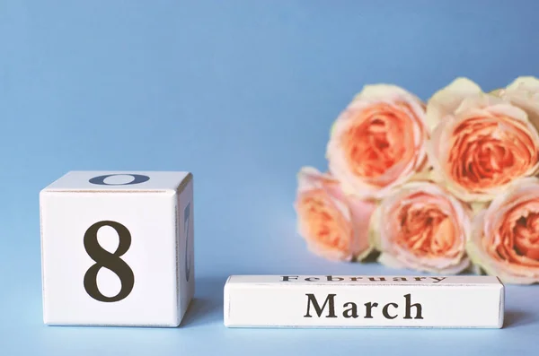 Calendario con la fecha del Día de la Mujer 8 de marzo . — Foto de Stock