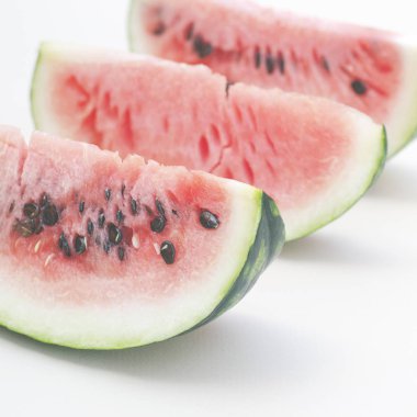 Hafif bej arka planda karpuzun taze yarısı. 