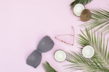 Mayo, bardak ve pembe arka planda bir palmiye ağacıyla parlak bir kompozisyon. Mesajlaşmak için bir yer var..