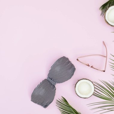 Mayo, bardaklar ve pembe arka planda bir palmiye ağacı olan parlak bir kompozisyon. Kare fotoğraf biçimi. Metin için bir yer var.