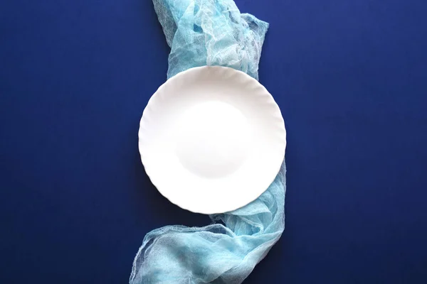 One White Plate Blue Background Minimalism Empty Food Plate — Stock Photo, Image