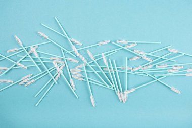 Kirpikler ve kaşlar için birçok fırça içeren açık bir kompozisyon. 