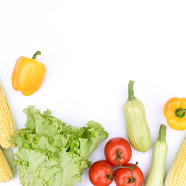 Sebzelerle izole edilmiş beyaz bir zeminde yatıyordu..