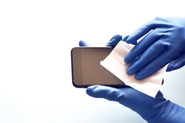 Sağlığı dış faktörlerden korumak için bir yöntem. Yani: peçete akıllı telefonuyla dezenfeksiyon. Coronavirüs.