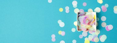 Çok renkli konfetileri olan bir turkuaz web sitesi için bir pankart. 