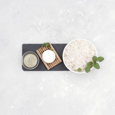Spa işlemleri için kozmetik ürünlerle harika bir kompozisyon. Spa bakımı. Rahatlama.