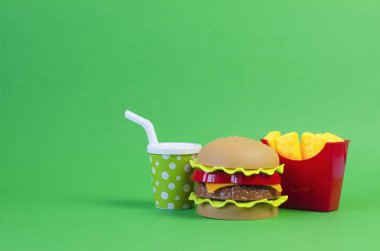 Oyuncak fast food ve içecek yeşil bir arka planda. Fast food. Yiyecekler. Pop Sanat.