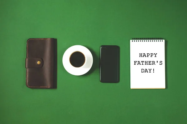Yeşil Arka Planda Babalar Günü Için Tebrik Kartı Minimalist Stil — Stok fotoğraf