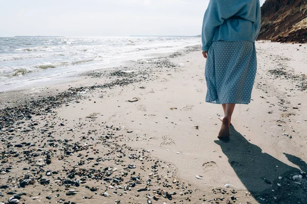 Uma Menina Vestido Está Andando Areia Junto Mar Lugar Para — Fotografia de Stock