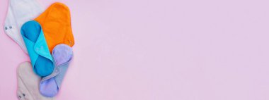 Yeniden kullanılabilir kadın regl pedleri olan pankart. Kadın döngüsü. Kadın hijyeni. Sıfır atık.