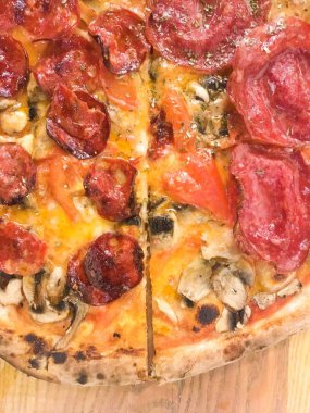 Taze sıcak pizza salam ve peynir. Lezzetli İtalyan geleneksel lokanta