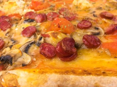 Taze sıcak pizza salam ve peynir. Lezzetli İtalyan geleneksel lokanta