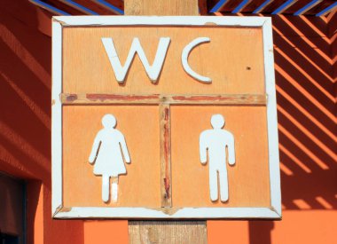 Eski vintage ahşap wc işareti