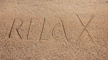 Sakin ol kum üzerine yazıldığı